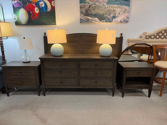 Bassett King Bedroom Set with Bed, 2 Nightstands & Mirror